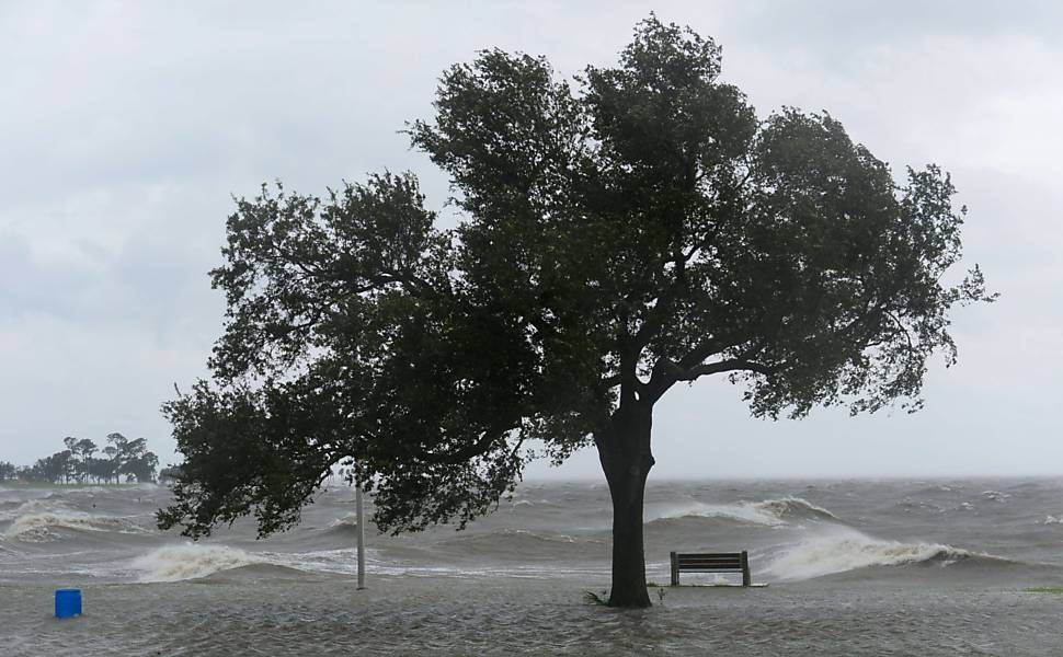 Chegada da tempestade tropical Isaac à costa americana provocou fortes ventos e ondas em lago de Nova Orleans | Frederic J. Brown - 28.ago.12/France Presse