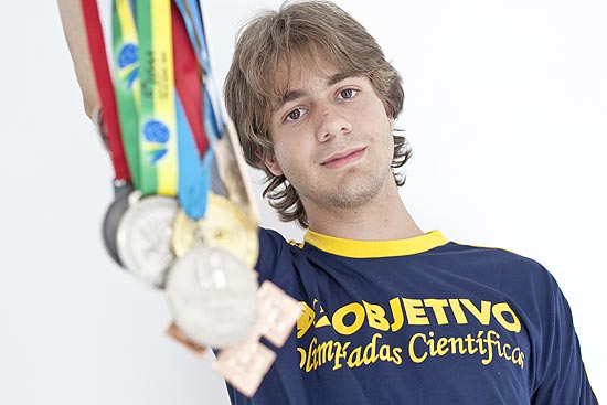 O estudante Ivan Antunes, 17, com medalhas após ganhar Olimpíadas de física, astronomia e linguística | Simon Plestenjak/Folhapress