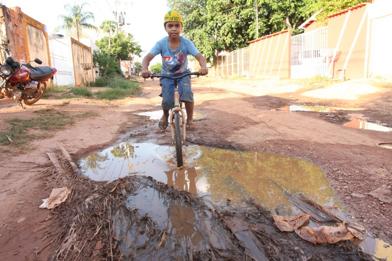 O tão anunciado Poeira Zero ainda não garantiu asfalto nos bairros, apesar do alarde  | Fotos: Pedro Alves