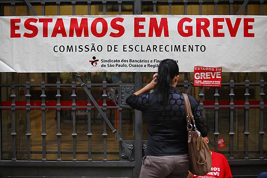 Bancários entraram em greve nesta terça-feira em todo país; na foto, agência fechada no centro de São Paulo | Victor Moriyama - 18.set.2012/Folhapress