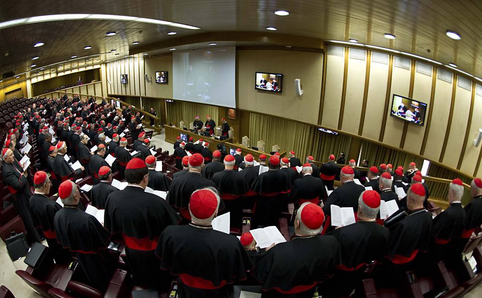 Os cardeais chegam para reunião no Vaticano para iniciar os preparativos para o conclave que irá eleger o sucessor do papa Bento 16, em foto divulgada pelo Osservatore Romano | Reuters