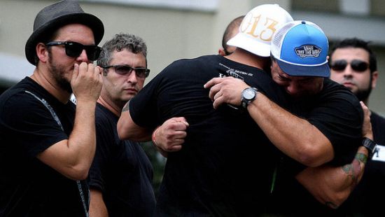 Familiares e amigos chegam para o enterro de Chorão no Cemitério Vertical Memorial, em Santos (SP), nesta quinta-feira (07) | FOTO: FUTURA PRESS