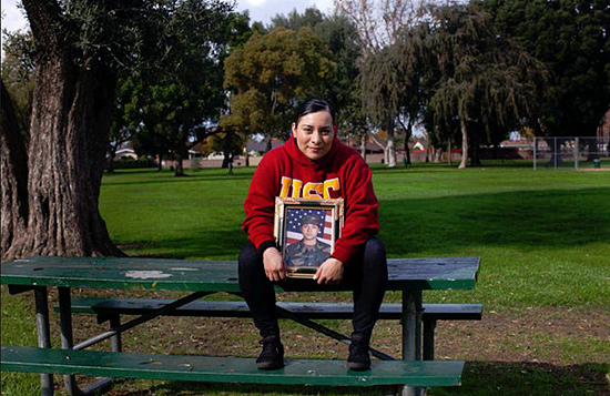 Jennifer Cortez (com seu retrato militar) sofreu estresse pós-traumático e está desempregada | Monica Almeida/The New York Times 