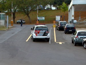 Veículo da Polícia Militar entra na fábrica da Samsung em Campinas (Foto: Reprodução EPTV)