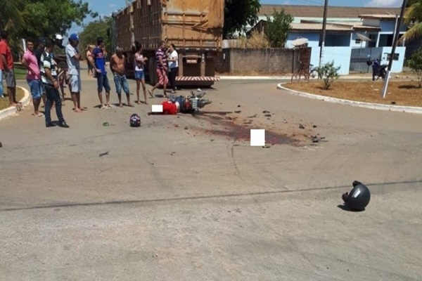 Jovem morre ao bater motocicleta em carreta na cidade de Feliz Natal Jovem morre ao bater motocicleta em carreta na cidade de Feliz Natal