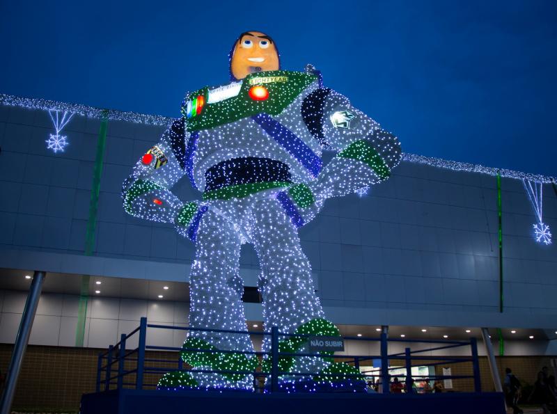 buzz lightyear gigante