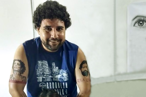 Advogado que tatuou rostos de Lula e Marielle no braço faz B.O com medo de represália