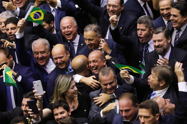 Sete dos oito deputados de Mato Grosso votaram a favor da reforma