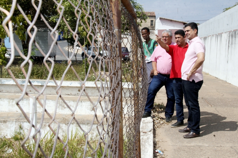 O prefeito Emanuel Pinheiro anuncia reforma do mini estádio do Tijucal