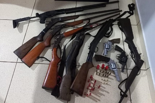 Dez armas são apreendidas em investigação sobre homicídio e três pessoas são presas em flagrante